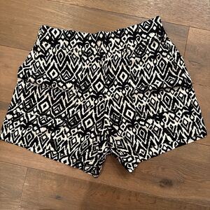 Wildfox Geometric Print Elastic Waist Black White Women's Shorts with pockets